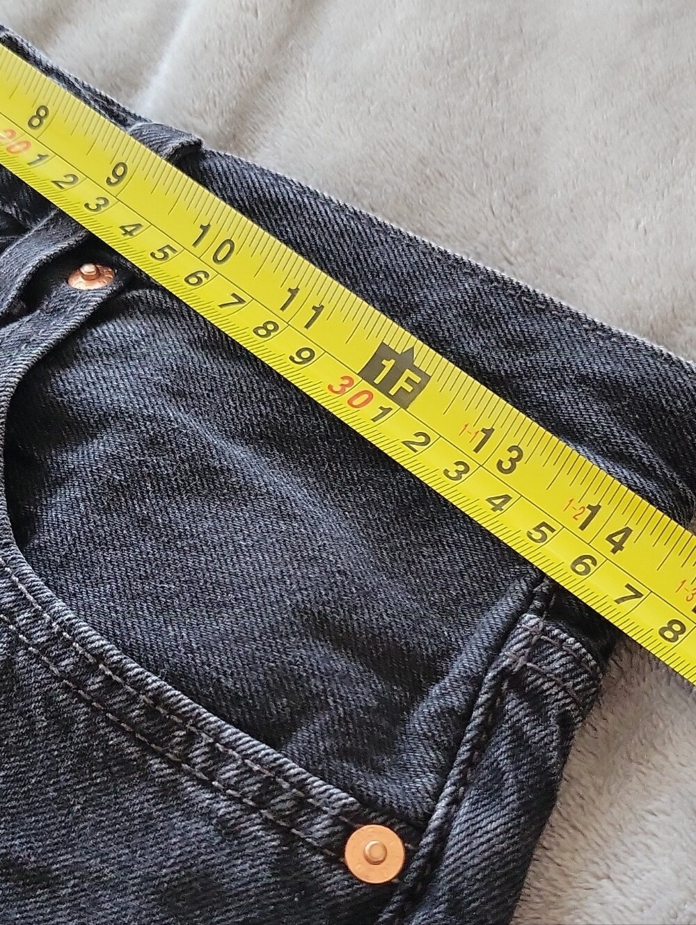 Levi's Women's High-Rise Black Denim Cutoff Shorts - Picture 12 of 12